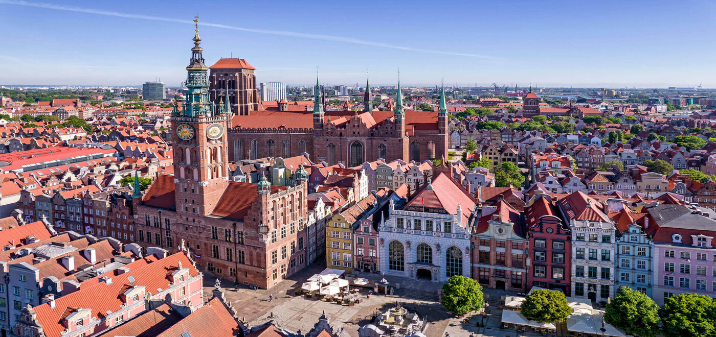 Hanseatische Bürgerhäuser und Backsteinkulisse in der Altstadt von Danzig